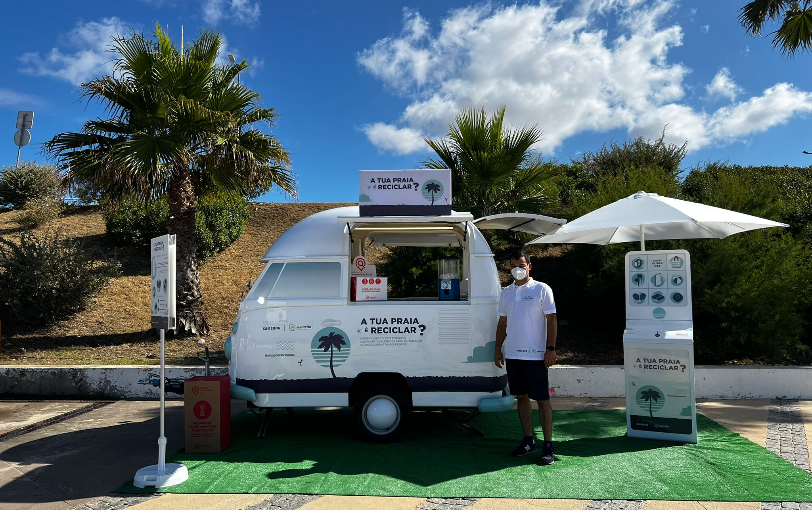 Electrão and Samsung distributed prizes at the beach to reward who recycles